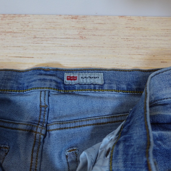 Wrangler Slim Straight Light Wash Jeans Men’s Size 32x30 - Picture 2 of 4